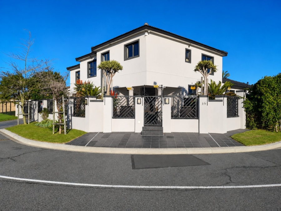 5 Bedroom Property for Sale in Flamingo Vlei Western Cape